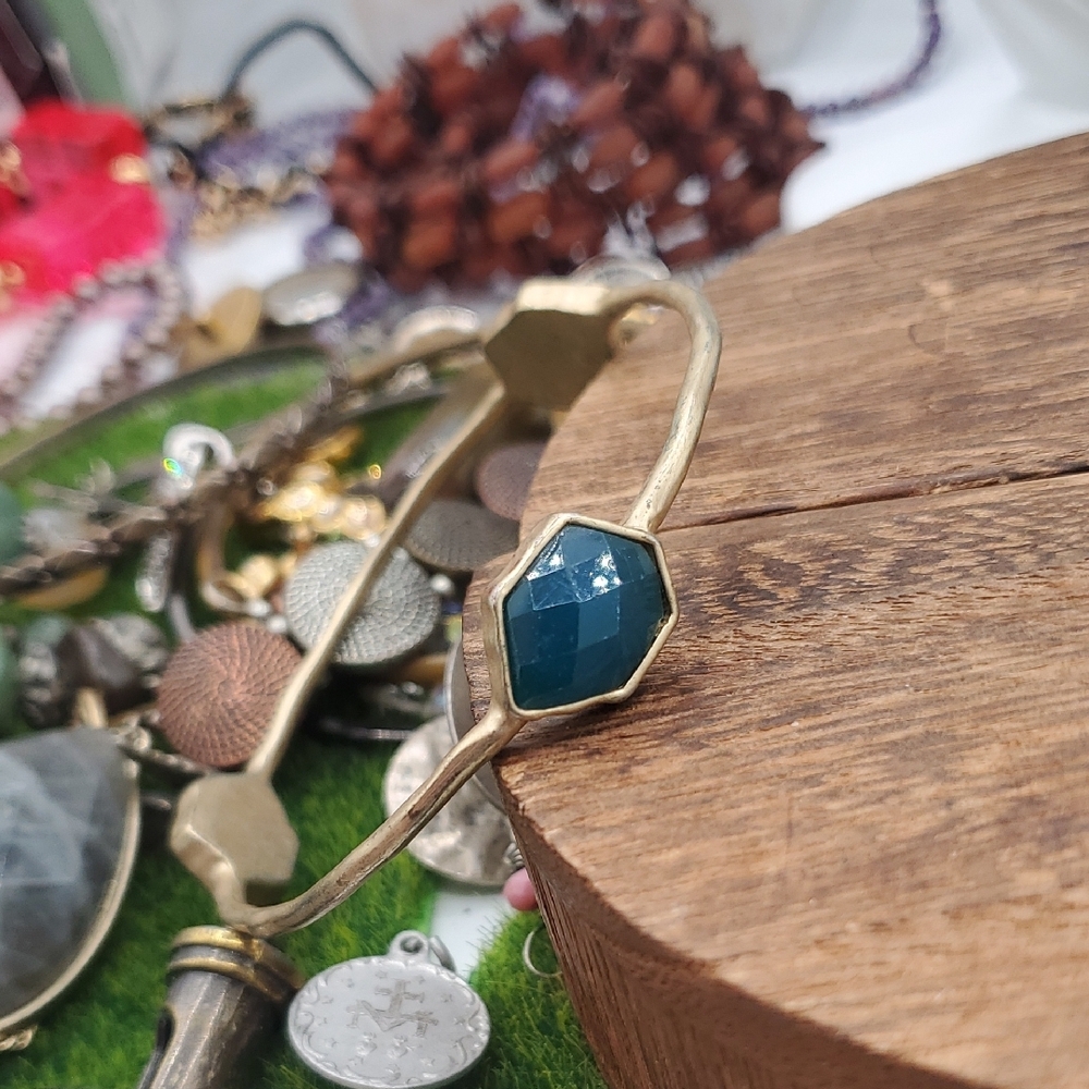 Gold-Tone Bracelet with Faceted Teal Stone B3428